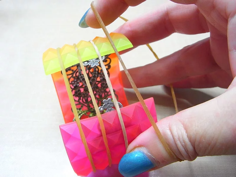 secure resin with rubber bands