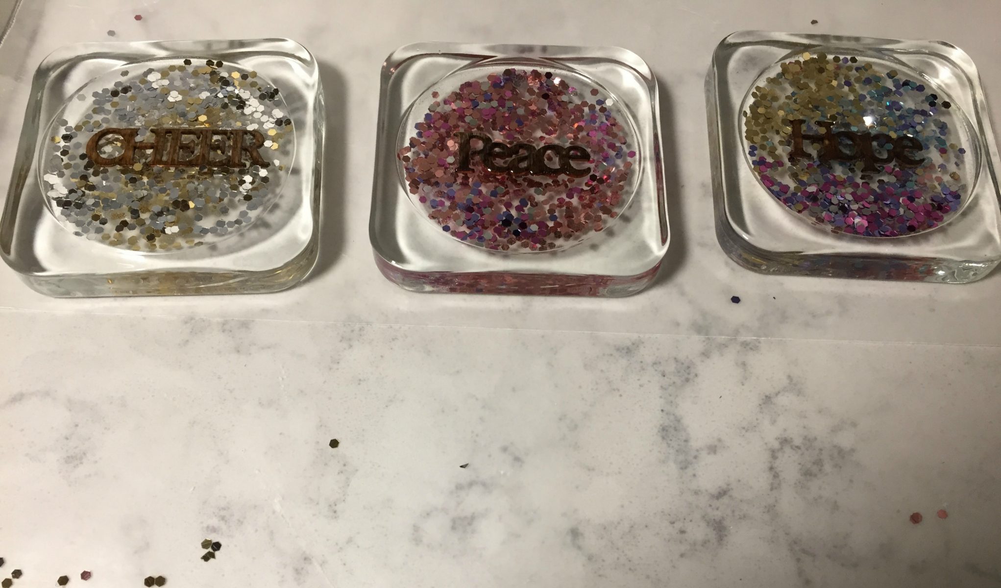 adding words to resin coasters