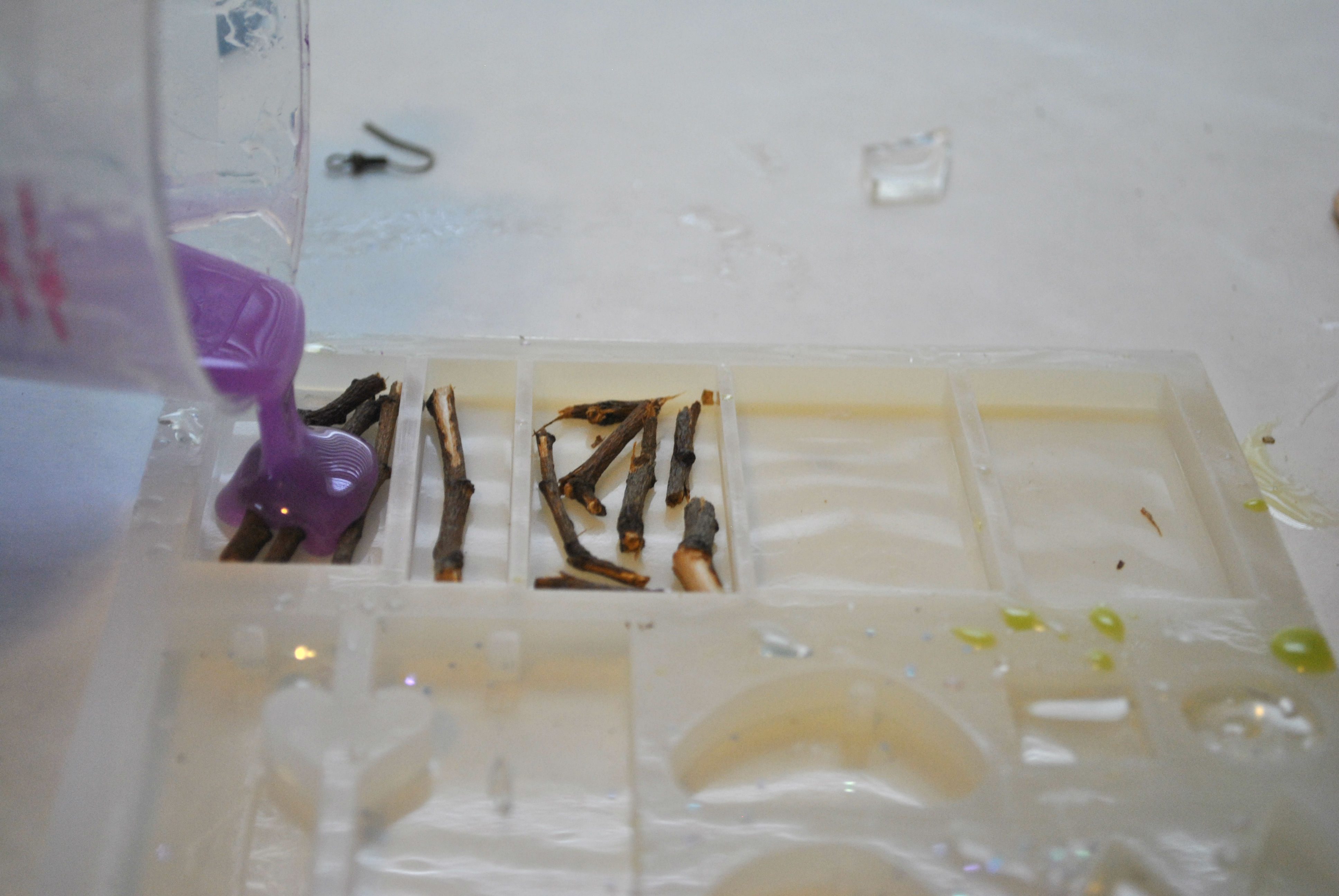 pouring resin mixture into resin mold
