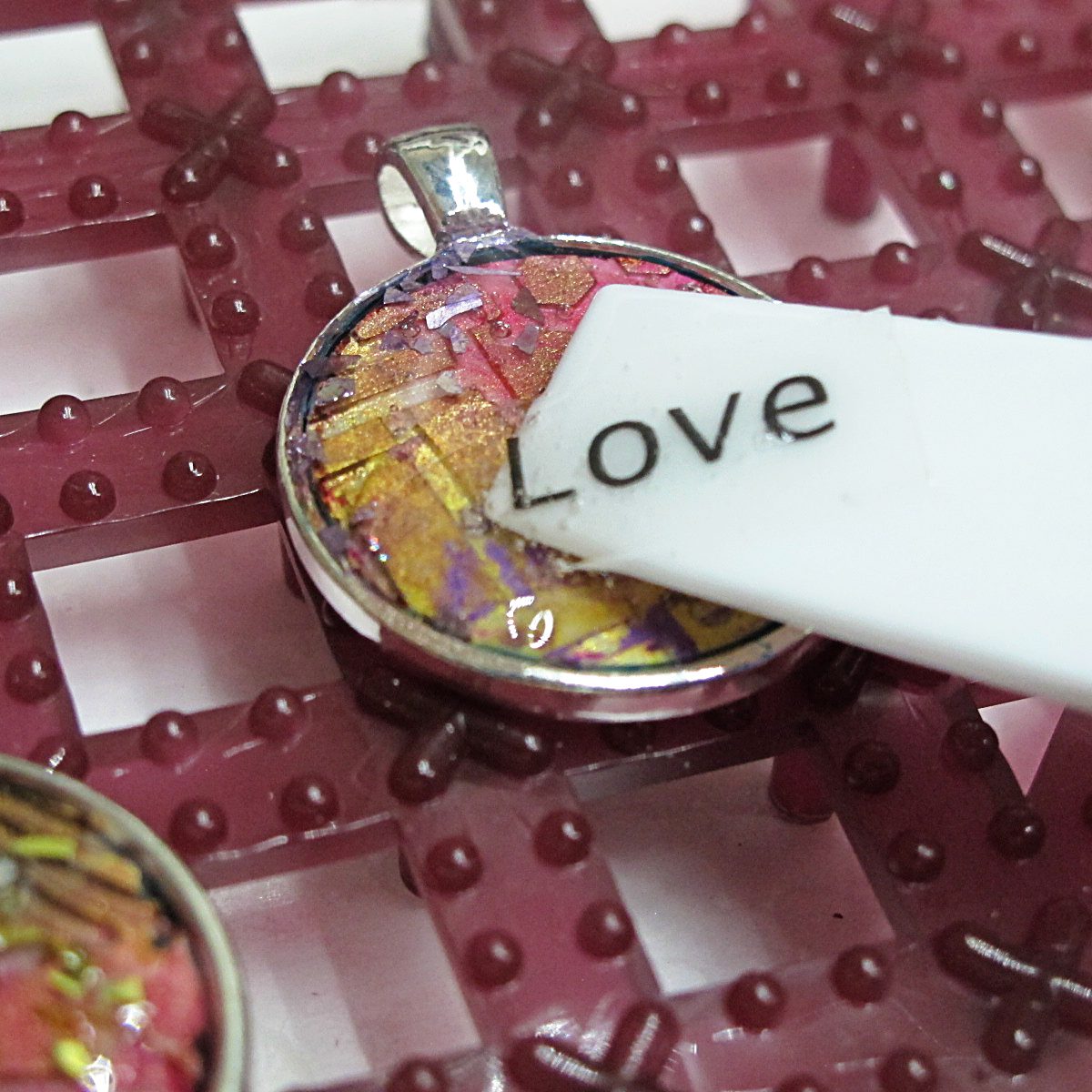 adding words to resin pendants