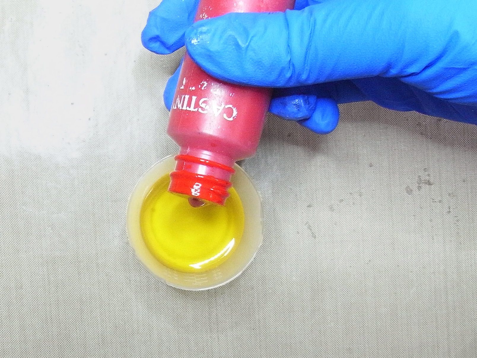 aadding resin pigment to resin