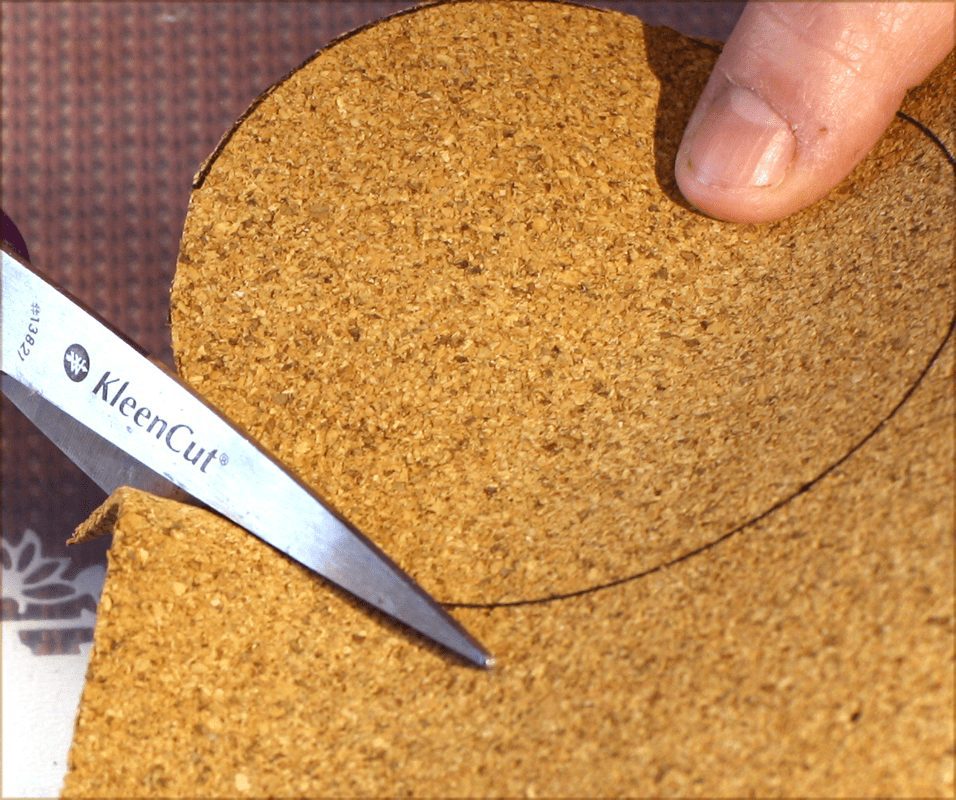 Cutting a base from cork