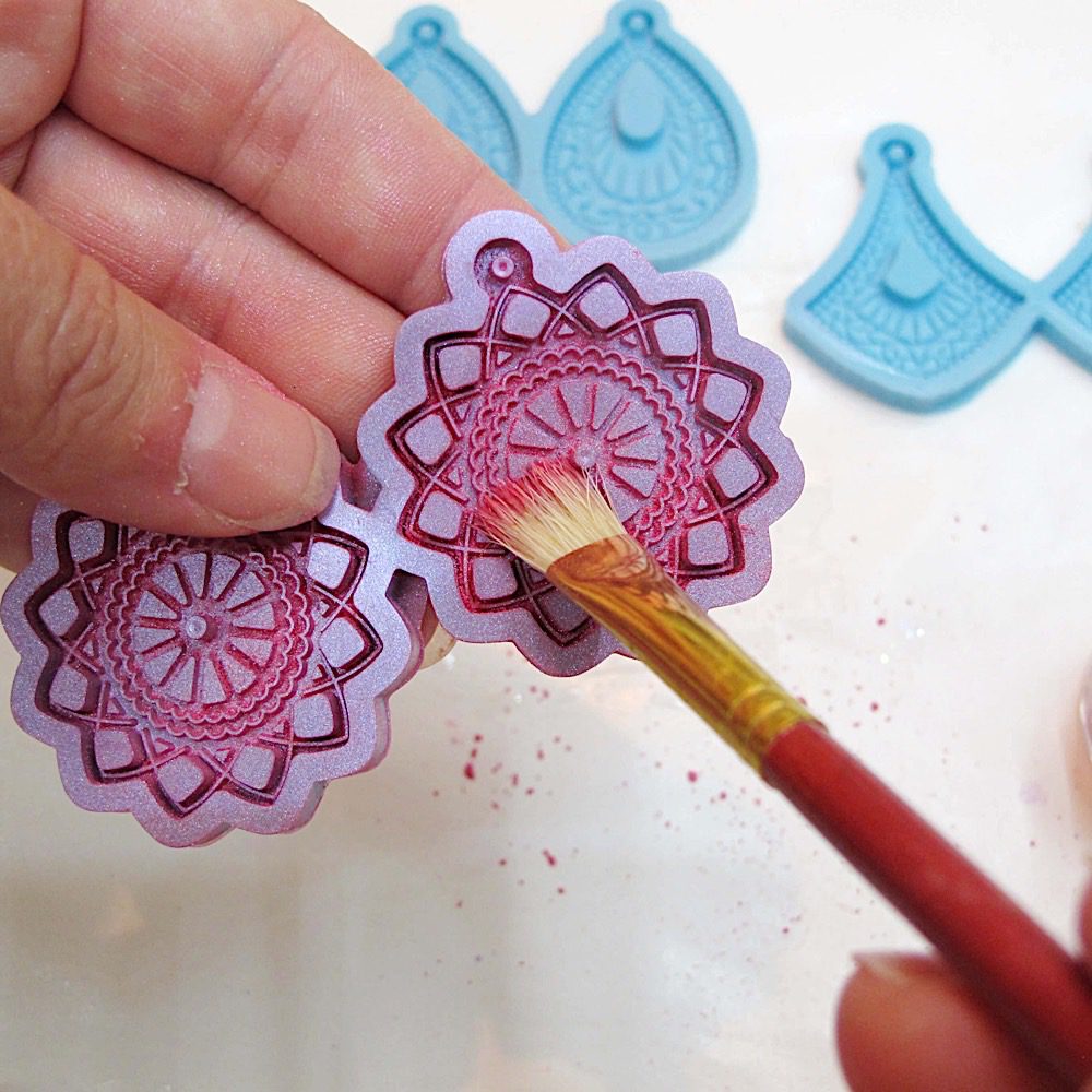 dusting a mold with powder