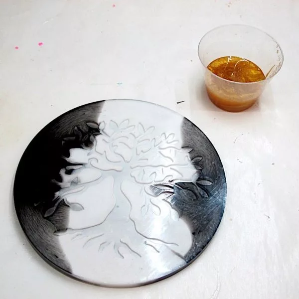 cured resin to be colored with gold
