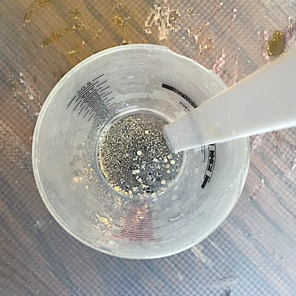 mixing glitter with resin