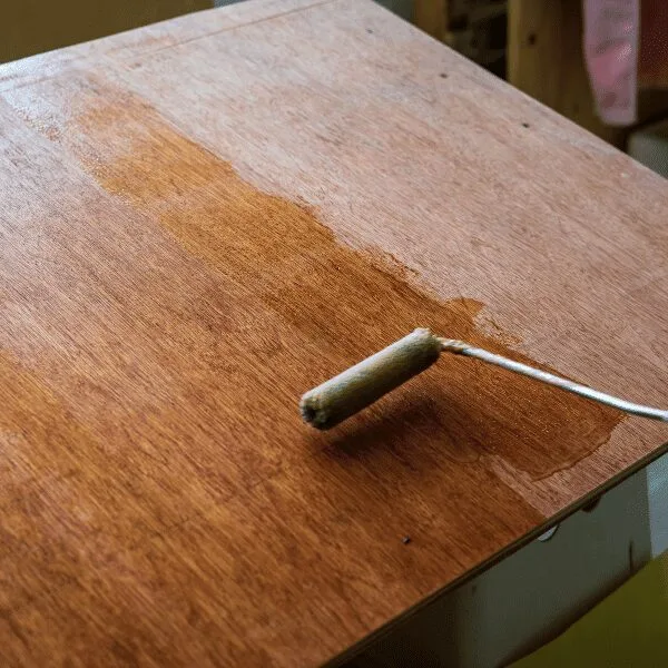 applying epoxy resin to wood table
