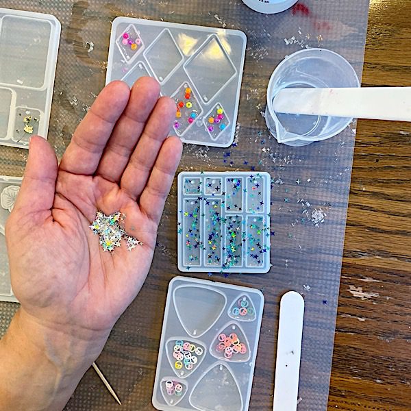 adding glitter to resin