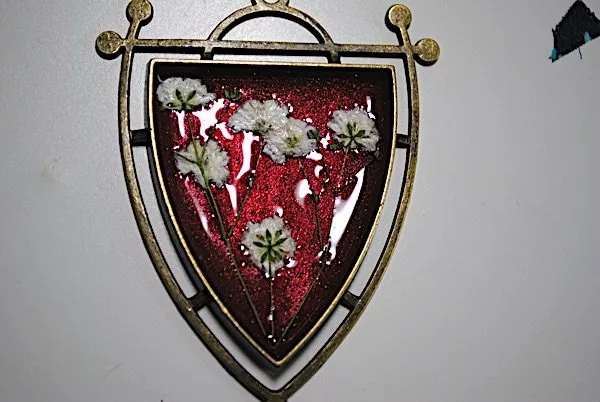 epoxy pendant with flowers