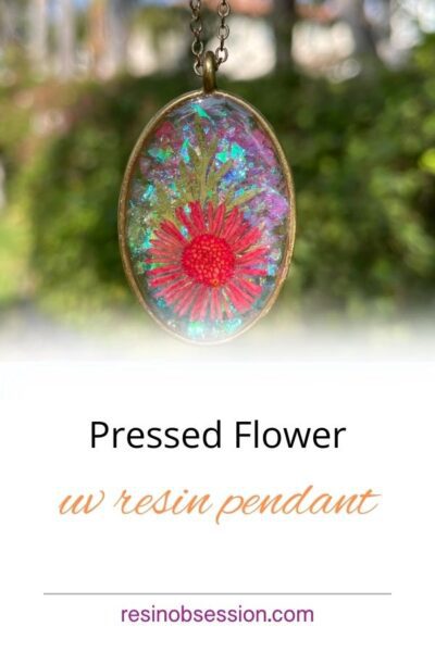 pressed flower uv resin pendant