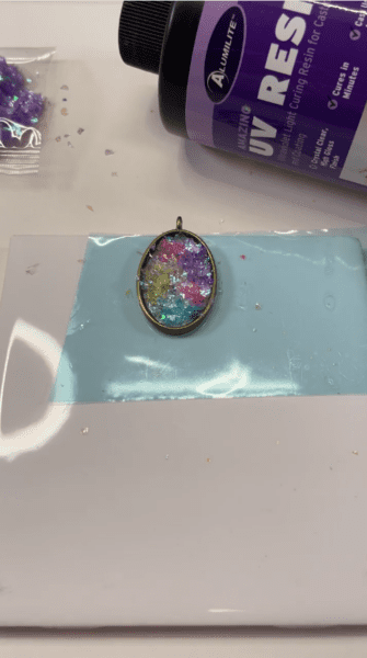 adding glitter to uv resin pendant