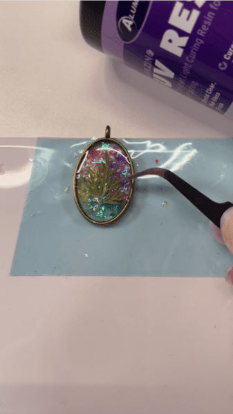 adding flowers to uv resin pendant